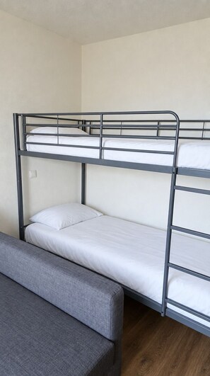 A bunk bed with a grey upholstered bench in front. - Val Thorens - Ski In/Out - 4 Beds Flat (C-E19) (Les Belleville)
