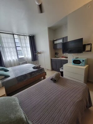 Tabla de planchar con plancha, wifi y ropa de cama 