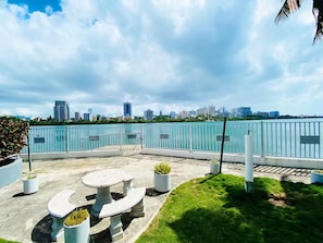Property grounds - Studio Getaway: Lagoon and Beach Minutes Away! (San Juan)