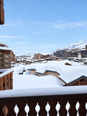 A snow-covered mountain town with buildings and a clear sky. - Val Thorens - Ski In/Out - 3 Beds Flat (D-315) (Les Belleville)