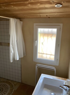 Shower, towels - Bed and Breakfast 'Chambre D'hôte Gorges De L'Ardeche' with Shared Pool, Wi-Fi and Air Conditioning (Saint-Remèze)