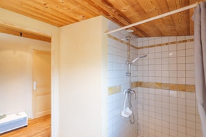 Een douche, een haardroger, handdoeken