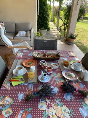 Outdoor dining - Bed and Breakfast 'Chambre D'hôte Gorges De L'Ardeche' with Shared Pool, Wi-Fi and Air Conditioning (Saint-Remèze)