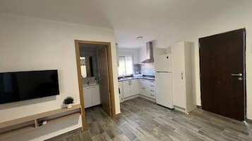 Réfrigérateur, micro-ondes, plaque de cuisson, cafetiÚre/bouilloire