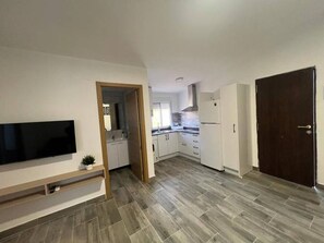 Geladeira, micro-ondas, cooktop, cafeteira/chaleira