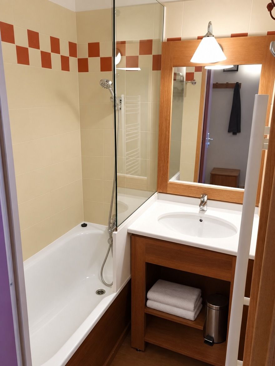 Un bagno con una vasca, un lavandino e uno specchio.