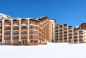 A multi-story hotel with balconies and a snowy landscape. - Val Thorens - Ski In/Out - 5 Beds Flat (M-803) (Les Belleville)