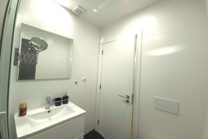 Shower, hair dryer - Sesimbra Flat with Sea Terrace (Sesimbra)