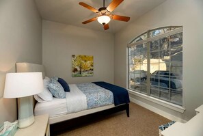 7 makuuhuonetta, työpöytä, silitysrauta/-lauta, vauvan matkasänky