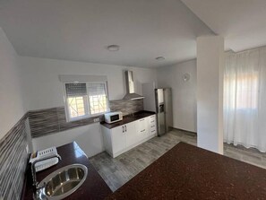 Een koelkast, een magnetron, een kookplaat