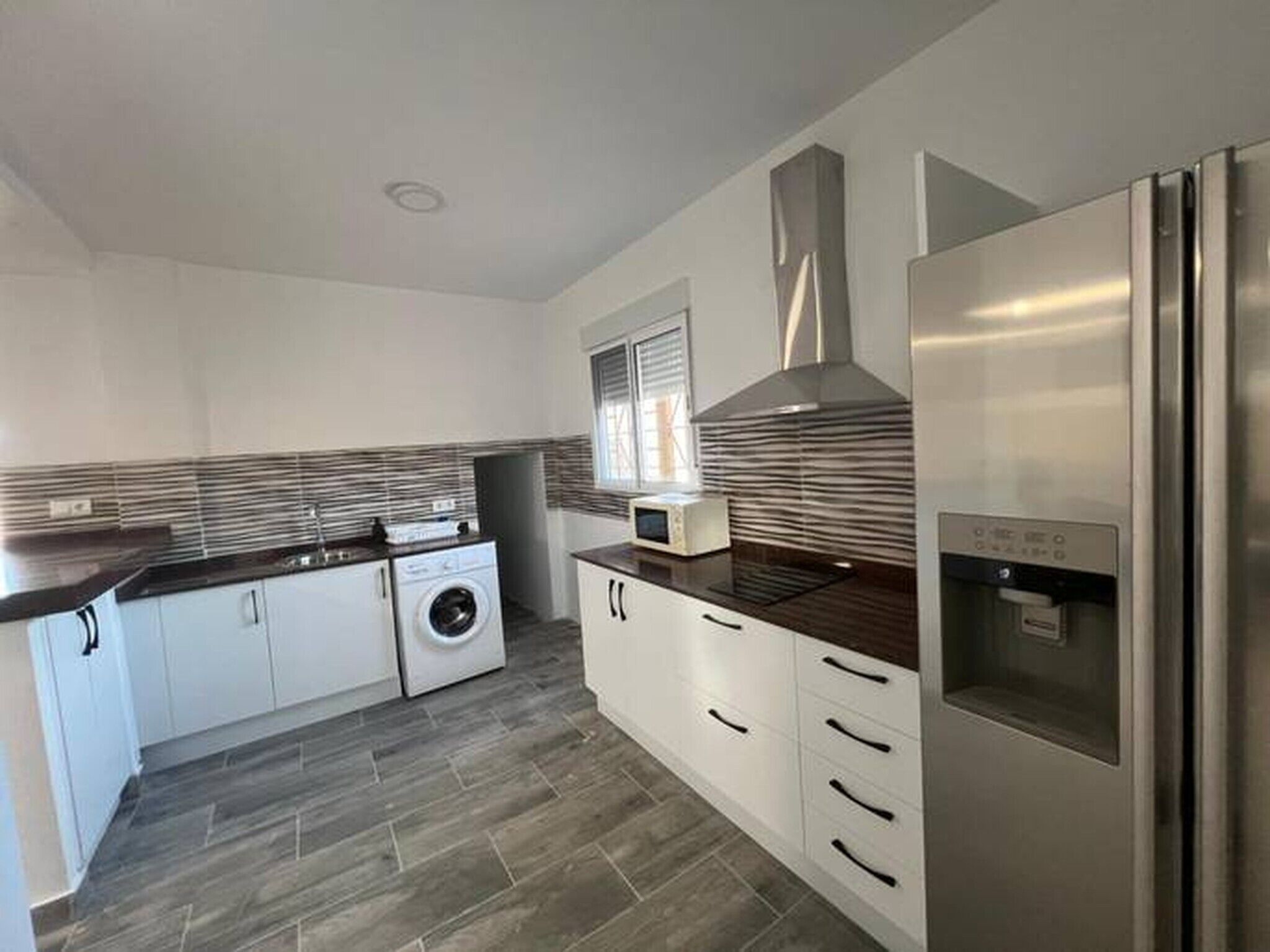 Een koelkast, een microgolfoven, een kookplaat