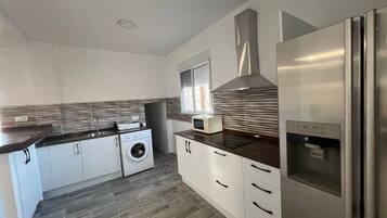 Een koelkast, een microgolfoven, een kookplaat