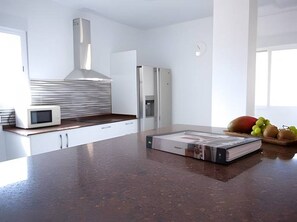 Réfrigérateur, micro-ondes, plaque de cuisson, cafetière/bouilloire