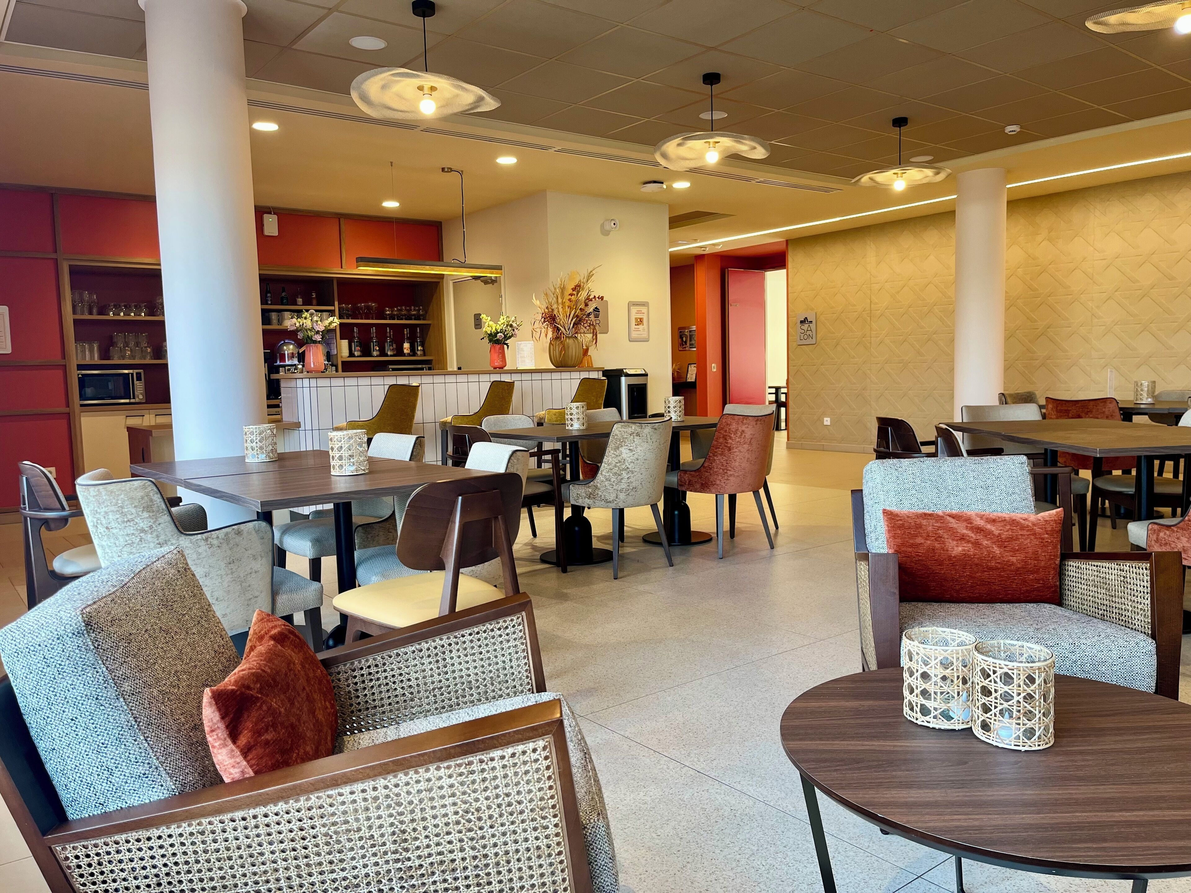 Daily cooked-to-order breakfast (EUR 10 per person)