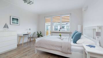 1 slaapkamer, een bureau, een strijkplank/strijkijzer, reisbedje