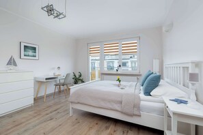 1 slaapkamer, een bureau, een strijkplank/strijkijzer, reisbedje