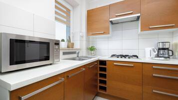 Kühlschrank, Mikrowelle, Herdplatte, Wasserkocher mit Kaffee-/Teezubehör