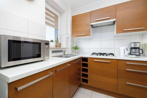 Een koelkast, een magnetron, een kookplaat