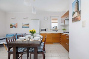 Dining - Apartment in the Center of Kolobrzeg | Balcony and Workspace (Kołobrzeg)