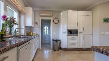 Frigorífico, microondas, horno y placa de cocina