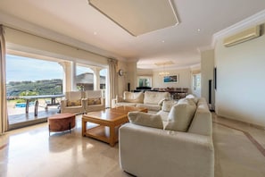 Living area - Pool - Sauna - Cinema - Hot Tub - Sleeps 10 - Pets (Benahavis)