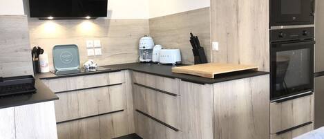 Micro-ondes, four, plaque de cuisson, lave-vaisselle