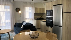 Una cocina moderna con comedor, un sofá y una lámpara.