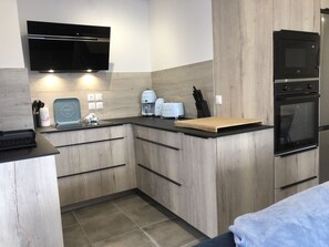 Fridge, microwave, oven, dishwasher - Appartement 63m² 2 chambres, parking et terrasse (Aix-les-Bains)