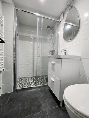 Towels, soap, toilet paper - Premium Suite near CDG Airport and Parc Astérix (Villeron)