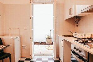 Fridge, microwave, oven, stovetop - Apartment in Lisboa with private terrace (Lisboa ciudad)