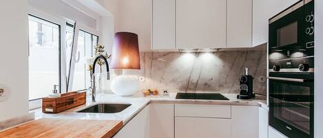 Kühlschrank, Mikrowelle, Ofen, Herdplatte