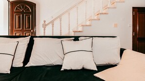 Ein Zimmer mit einem Bett, einer Treppe und einer Tür.