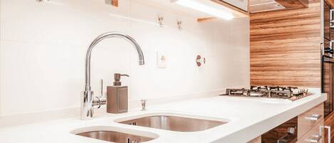 Réfrigérateur, micro-ondes, four, plaque de cuisson