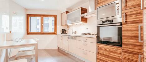 Kjøleskap, mikrobølgeovn, ovn og kokeplater