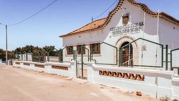 Ein Gebäude mit weißer Fassade und einem Ziegeldach, mit der Aufschrift "CENTRO CULTURAL NOVA GERACAO".