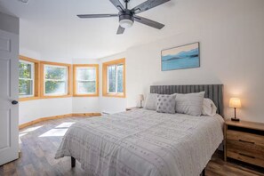 Een strijkplank/strijkijzer, wifi, beddengoed