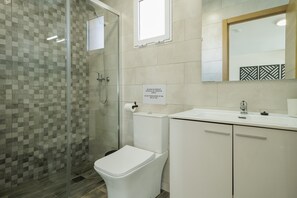 Shower, hair dryer, towels - Country House 'Villa Con Piscina Cerca De Sevilla' with Private Pool, Wi-Fi and Air Conditioning (Sevilla)