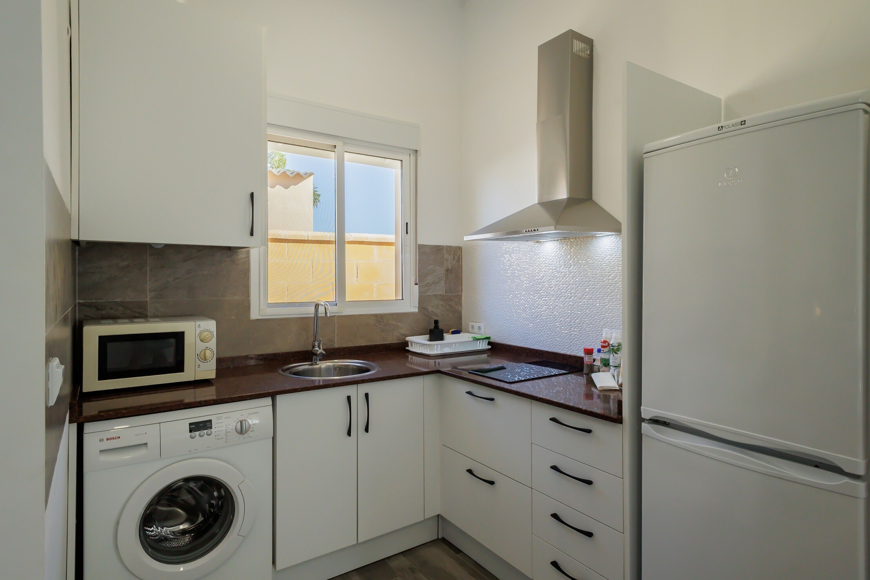 Een koelkast, een magnetron, een kookplaat