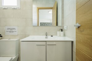 Douche, sèche-cheveux, serviettes fournies