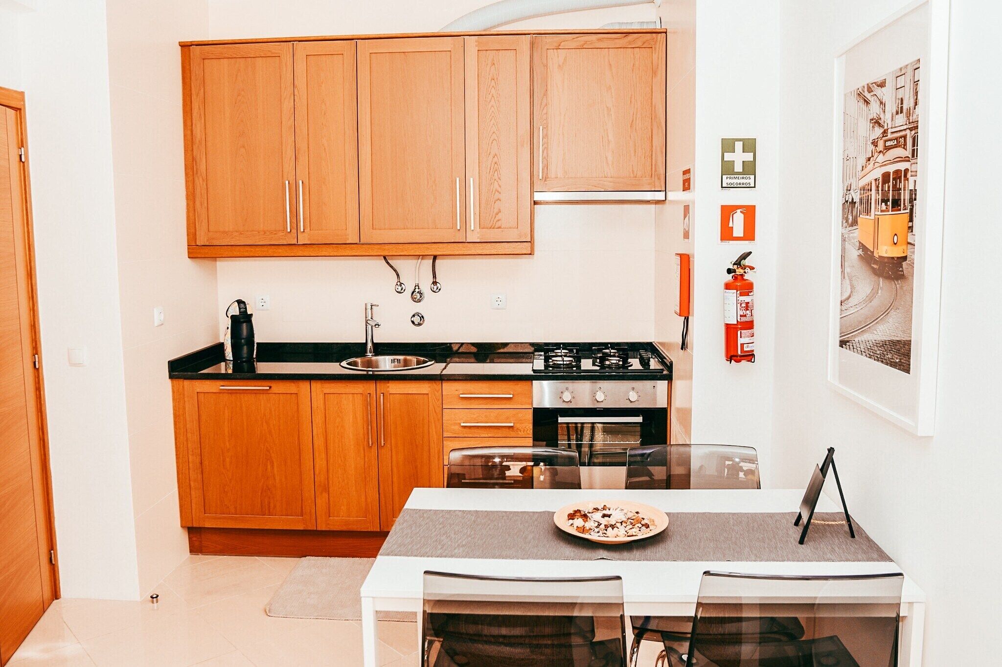 Frigorífico, microondas, horno y placa de cocina