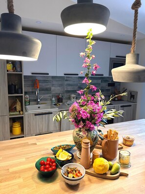 Frigorifero, forno, lavastoviglie, bollitore elettrico