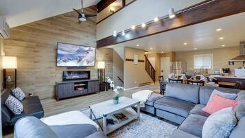 Smart TV, caminetto, videogiochi, tavolo da calcetto