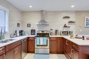 Fridge, microwave, oven, dishwasher - NEW! Pocono Paradise Ultimate Camelback Getaway (Tannersville)