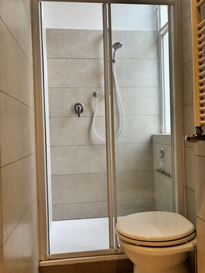 Shower, hair dryer, bidet, towels - Downtown Milan Apartment at Lecco 3 (Milano)