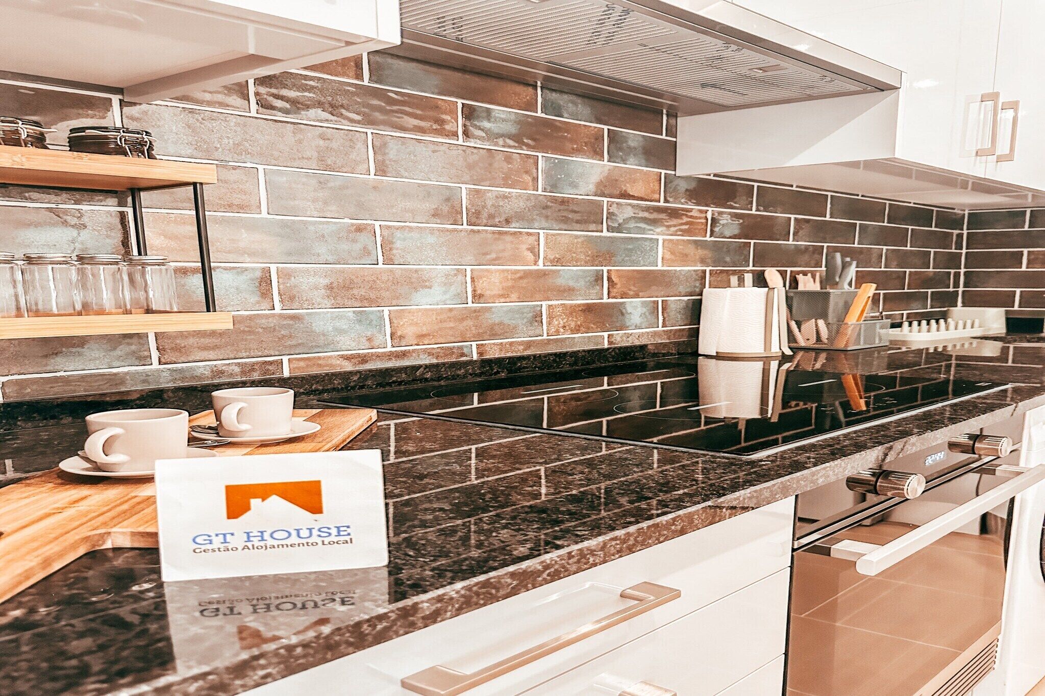 Kjøleskap, ovn, kokeplater og kaffetrakter/tekoker