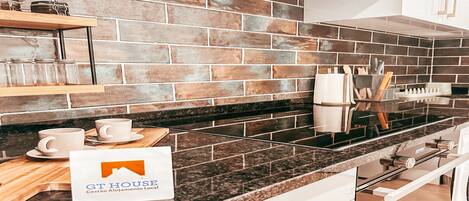 Kjøleskap, ovn, kokeplater og kaffetrakter/tekoker