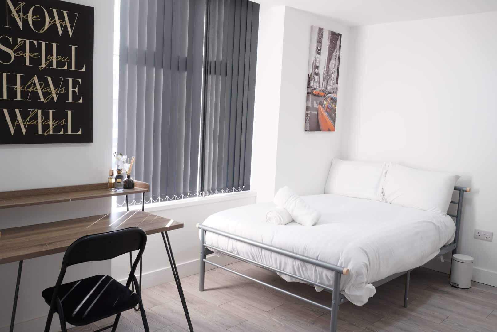 10 habitaciones, escritorio, tabla de planchar con plancha y wifi 