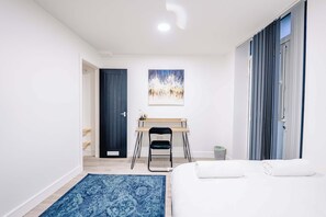 10 camere, una scrivania, ferro/asse da stiro, Wi-Fi