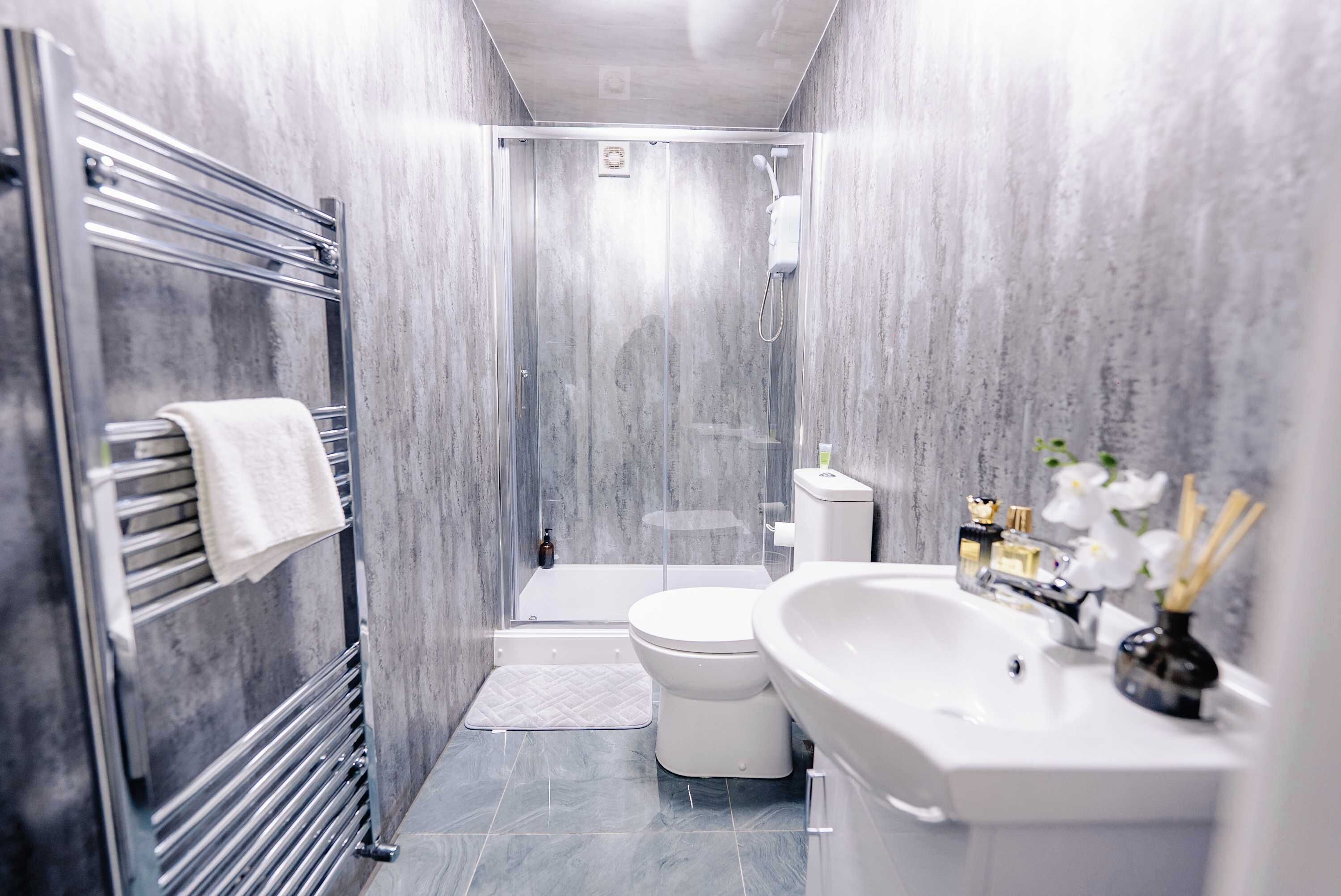 Douche, sèche-cheveux, serviettes fournies