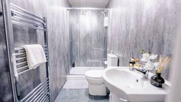 Douche, sĂšche-cheveux, serviettes fournies